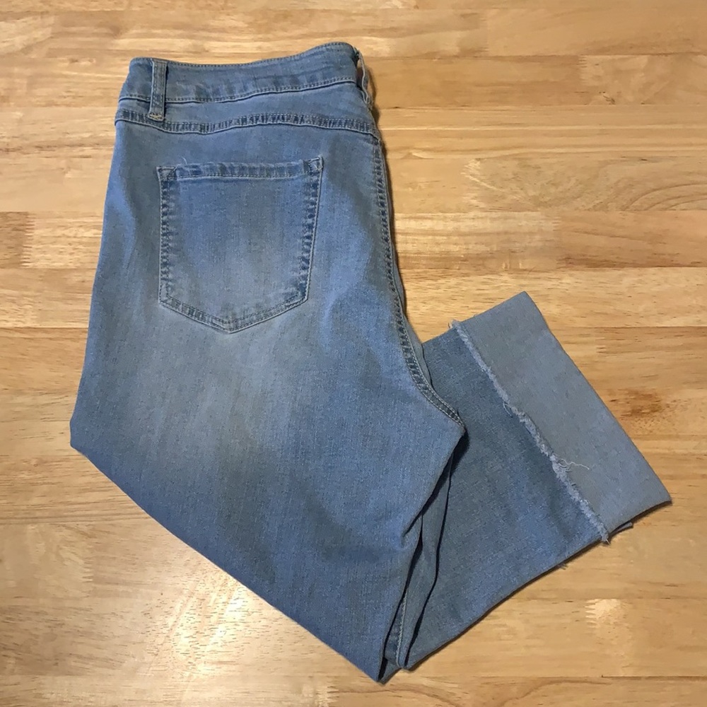 Capri Jeans - Picture 2 of 5